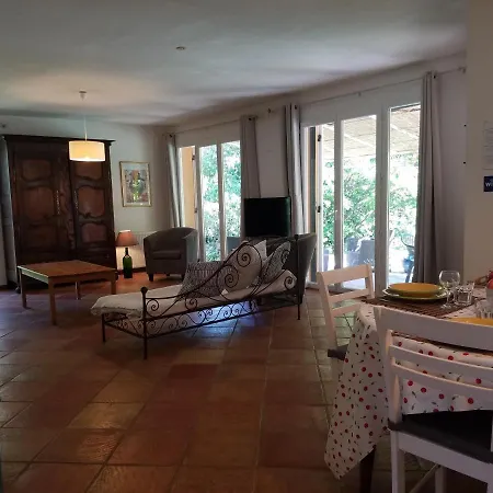 Entre Nimes Et Arles Сasa de vacaciones
